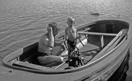 Arthur, son till Johan och Emma, med sin son Erland försöker starta en båtmotor tillverkad av Sjöstrand.