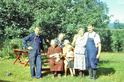 Otto, Emma,Ingeborg, Else-Marie med dotter Anna-Lena, Augusta (sambo med Viktor Bergström) Nils ( son till Emma) bosatt i Canada