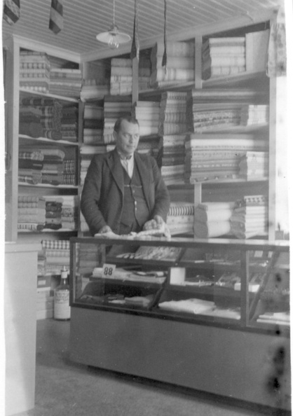03_Elis R i butik vid Elim 1924.JPG